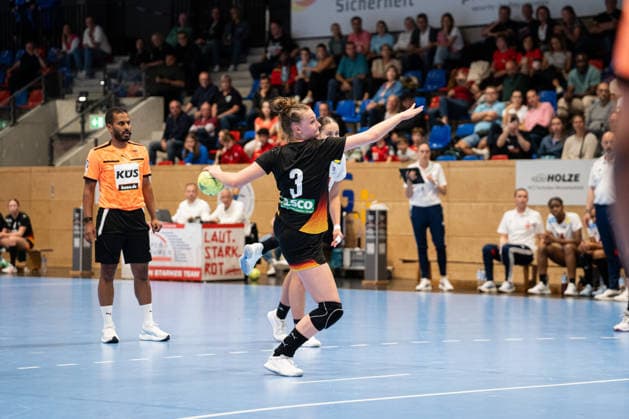 U20 Frauen-Nationalmannschaft Deutschland (GER) vs. U20 Frauen-Nationalmannschaft Frankreich (FRA), Handball, Vier-Nationenturnier, 12.6.2026, Saision 2025 2026, Hannover Jana Walther (Deutschland U20 Frauen, 03, spielt bei HC Leipzig) bei einem 7-Meter Wurf Hannover Sportzentrum Vinnhorst Deutschland