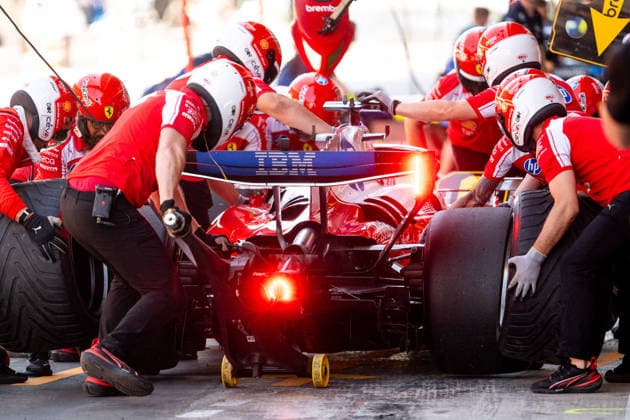 ESP, MSC Cruises Grand Prix von Barcelona-Katalonien, Freies Training, Formel 1 Weltmeisterschaft Saison 2026 12.06.2026, Circuit de Barcelona Catalunya, Barcelona, ESP, MSC Cruises Grand Prix von Barcelona-Katalonien, Freies Training, Formel 1 Weltmeisterschaft Saison 2026, im Bild Charles Leclerc (Scuderia Ferrari HP, Monaco, 16) beim Boxenstop Reifenwechsel von Mechanikern umgeben in der Boxengasse,