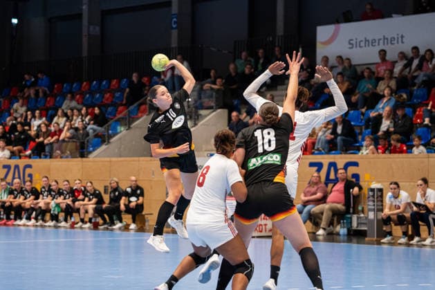 U20 Frauen-Nationalmannschaft Deutschland (GER) vs. U20 Frauen-Nationalmannschaft Frankreich (FRA), Handball, Vier-Nationenturnier, 12.6.2026, Saision 2025 2026, Hannover Lara Daeuble (Deutschland U20 Frauen, 10, spielt bei Frisch Auf Goeppingen) im Torwurf Hannover Sportzentrum Vinnhorst Deutschland
