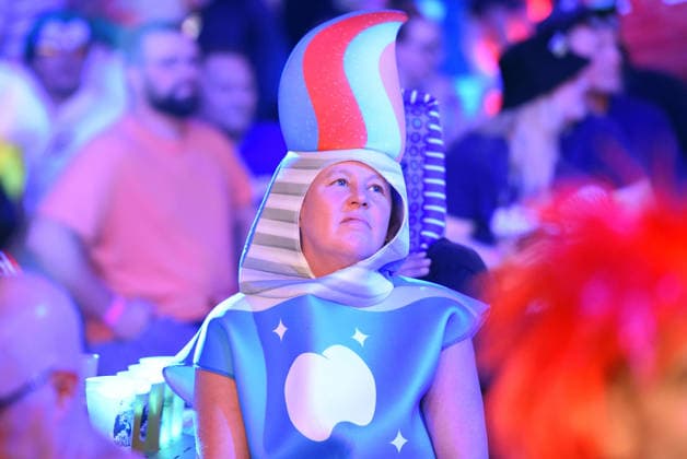 Sport Bilder des Tages 11.06.2026, xhbx, Dart World Cup of Darts 2026, v.l. Dart Fans, Zuschauer, Stimmung, Verkleidung, Kostüme, Schild 180 (DFL DFB REGULATIONS PROHIBIT ANY USE OF PHOTOGRAPHS as IMAGE SEQUENCES and or QUASI-VIDEO) Frankfurt *** 11 06 2026, xhbx, Dart World Cup of Darts 2026, v l Dart Fans, Spectators, Mood, Disguise, Costumes, Shield 180 DFL DFB REGULATIONS PROHIBIT ANY USE OF PHOTOGRAPHS as IMAGE SEQUENCES and or QUASI VIDEO Frankfurt