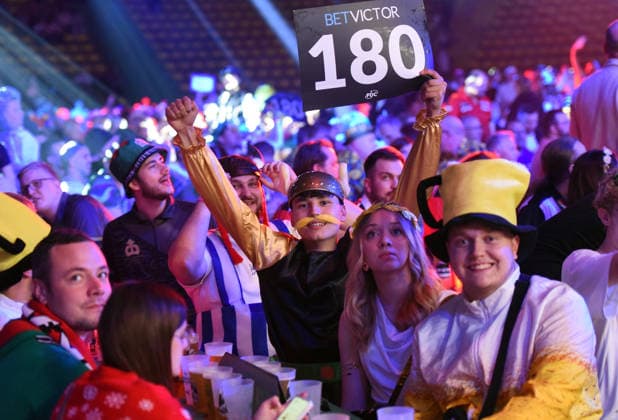 11.06.2026, xhbx, Dart World Cup of Darts 2026, v.l. Dart Fans, Zuschauer, Stimmung, Verkleidung, Kostüme, Schild 180 (DFL DFB REGULATIONS PROHIBIT ANY USE OF PHOTOGRAPHS as IMAGE SEQUENCES and or QUASI-VIDEO) Frankfurt