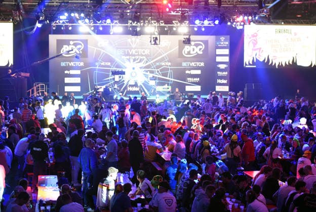 11.06.2026, xhbx, Dart World Cup of Darts 2026, v.l. Eissporthalle, Bühne, Dartscheibe, Zuschauer (DFL DFB REGULATIONS PROHIBIT ANY USE OF PHOTOGRAPHS as IMAGE SEQUENCES and or QUASI-VIDEO) Frankfurt
