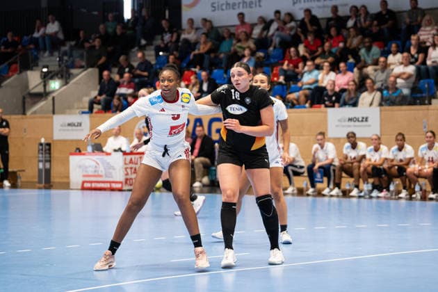 U20 Frauen-Nationalmannschaft Deutschland (GER) vs. U20 Frauen-Nationalmannschaft Frankreich (FRA), Handball, Vier-Nationenturnier, 12.6.2026, Saision 2025 2026, Hannover Laura Klocke (Deutschland U20 Frauen, 18, spielt bei HC Leipzig) wird von Zeina Injai (Frankreich U20 Frauen, 09) verteidigt Hannover Sportzentrum Vinnhorst Deutschland
