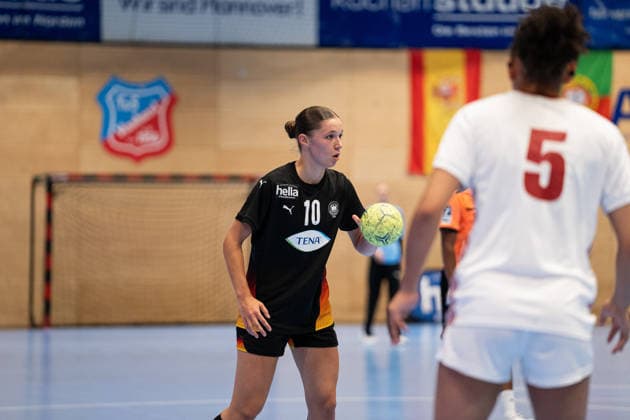 U20 Frauen-Nationalmannschaft Deutschland (GER) vs. U20 Frauen-Nationalmannschaft Frankreich (FRA), Handball, Vier-Nationenturnier, 12.6.2026, Saision 2025 2026, Hannover Lara Daeuble (Deutschland U20 Frauen, 10, spielt bei Frisch Auf Goeppingen) beim Spielaufbau Hannover Sportzentrum Vinnhorst Deutschland