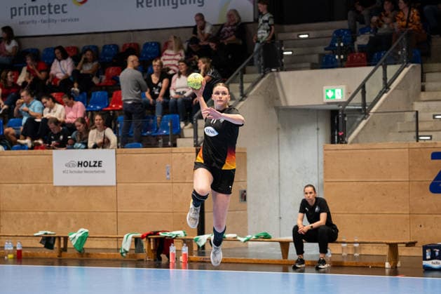 U20 Frauen-Nationalmannschaft Deutschland (GER) vs. U20 Frauen-Nationalmannschaft Frankreich (FRA), Handball, Vier-Nationenturnier, 12.6.2026, Saision 2025 2026, Hannover Emma Niemann (Deutschland U20 Frauen, 17, spielt bei HC Leipzig) im Torwurf waehrend der Halbzeit Hannover Sportzentrum Vinnhorst Deutschland