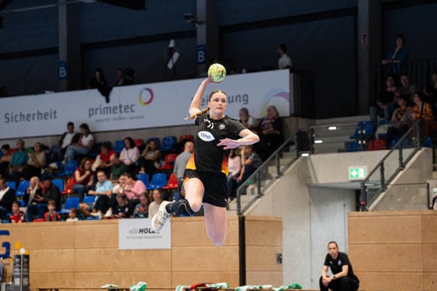 Sport Bilder des Tages U20 Frauen-Nationalmannschaft Deutschland (GER) vs. U20 Frauen-Nationalmannschaft Frankreich (FRA), Handball, Vier-Nationenturnier, 12.6.2026, Saision 2025 2026, Hannover Emma Niemann (Deutschland U20 Frauen, 17, spielt bei HC Leipzig) im Torwurf waehrend der Halbzeit Hannover Sportzentrum Vinnhorst Deutschland *** U20 Women National Team Germany GER vs U20 Women National Team France FRA , Handball, Four Nations Tournament, 12 6 2026, Season 2025 2026, Hannover Emma Niemann Germany U20 Women, 17, plays at HC Leipzig in goal throw during half time Hannover Sportzentrum Vinnhorst Germany