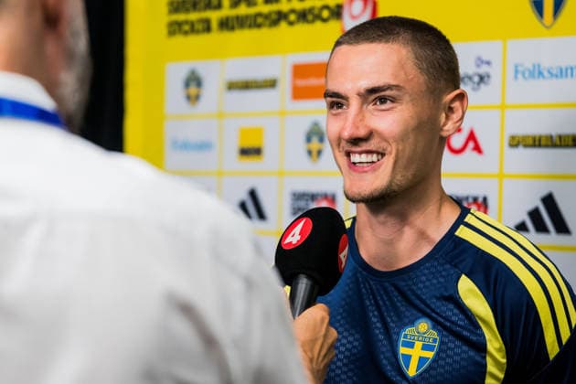 260612 Gustaf Lagerbielke of the Swedish men s national football team in the mixed zone after a training session during day 2 of the FIFA World Cup, WM, Weltmeisterschaft, Fussball 2026 on June 12, 2026 in Dallas. Photo: Petter Arvidson BILDBYRAN kod PA PA1230 fotboll football soccer fotball vm fotbolls-vm fotball-vm fotbolls-vm 2026 fifa world cup 2026 mixed zone sverige sweden sverige a day 2 bbeng