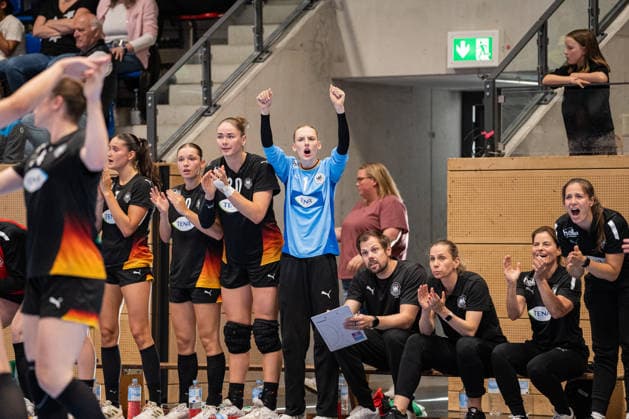 U20 Frauen-Nationalmannschaft Deutschland (GER) vs. U20 Frauen-Nationalmannschaft Frankreich (FRA), Handball, Vier-Nationenturnier, 12.6.2026, Saision 2025 2026, Hannover Marlene Tucholke (Deutschland U20 Frauen, 20, spielt bei HC Leipzig) und Lena Lindemann (Deutschland U20 Frauen, 16, spielt bei Bergischer HC) jubeln nach einem Tor Hannover Sportzentrum Vinnhorst Deutschland