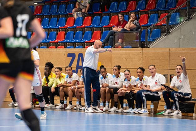 U20 Frauen-Nationalmannschaft Deutschland (GER) vs. U20 Frauen-Nationalmannschaft Frankreich (FRA), Handball, Vier-Nationenturnier, 12.6.2026, Saision 2025 2026, Hannover Der Trainer der U20 Frauen-Nationalmannschaft Frankreich (FRA) gestikuliert Hannover Sportzentrum Vinnhorst Deutschland