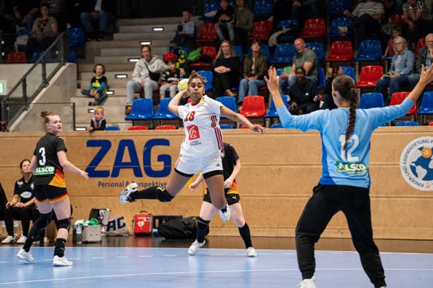 U20 Frauen-Nationalmannschaft Deutschland (GER) vs. U20 Frauen-Nationalmannschaft Frankreich (FRA), Handball, Vier-Nationenturnier, 12.6.2026, Saision 2025 2026, Hannover Mara Vama (Frankreich U20 Frauen, 18) im Torwurf gegen Merle Muth (Deutschland U20 Frauen, 12, spielt bei TSV Bayer 04 Leverkusen) Hannover Sportzentrum Vinnhorst Deutschland