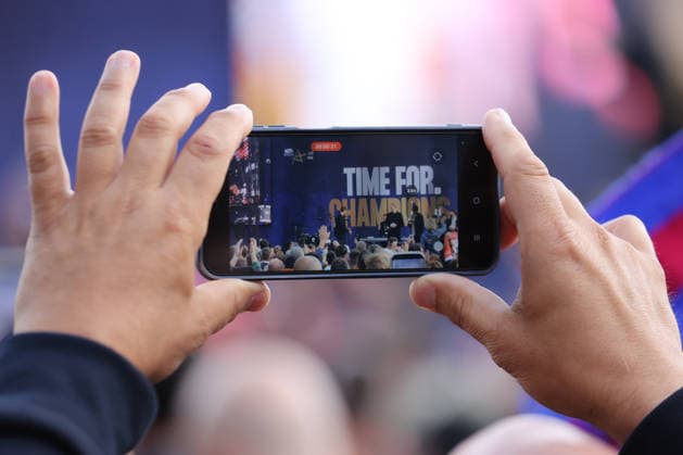 12.06.2026, xtgx,Handball, EHF Champions League, Opening Party v.l. Symbolfoto, Symbolbild Fans filmen das Event mit dem Handy, Smartphone Koeln