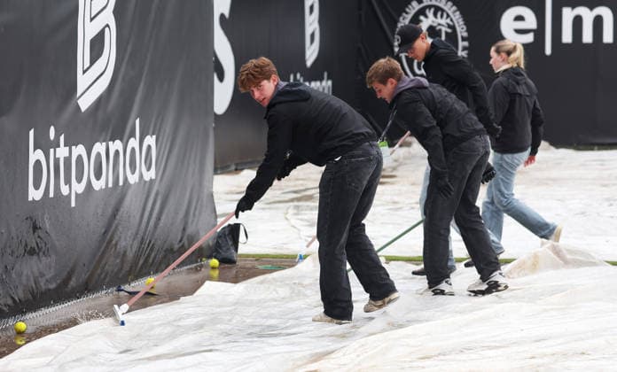 Stuttgart , Tennis , BOSS Open , Feature, ein Team aus Helfern schiebt das Wasser mit Schiebern von der Plane, mit der der Platz abgedeckt ist