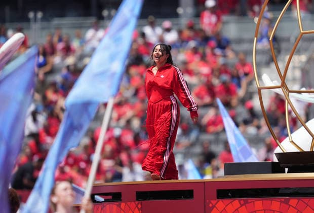 Sport Bilder des Tages Jessie Reyez (Canada) looks on during Canada and Bosnia and Herzegovina, Group B FIFA World Cup, WM, Weltmeisterschaft, Fussball 2026, Toronto Stadium, Toronto, Canada on June 12, 2026. Thor Wegner DeFodi Images. (Photo by DeFodi Images) - *** Jessie Reyez Canada looks on during Canada and Bosnia and Herzegovina, Group B FIFA World Cup 2026, Toronto Stadium, Toronto, Canada on June 12, 2026 Thor Wegner DeFodi Images Photo by DeFodi Images
