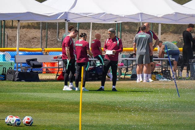 USA: Fussball FIFA World Cup, WM, Weltmeisterschaft, Fussball 2026 Training der Schweizer Nationalmannschaft im Basecamp San Diego (San Diego Jewish Academy, Carmel Valley, San Diego, Kalifornien): Murat Yakin (Trainer, Switzerland) während einer Trainingseinheit der Schweizer Nationalmannschaft im offiziellen Team Base Camp in San Diego. Die Auswahl von Nationaltrainer Murat Yakin bereitet sich auf die FIFA-Weltmeisterschaft 2026 in den USA, Kanada und Mexiko vor.