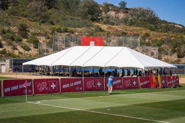 USA: Fussball FIFA World Cup, WM, Weltmeisterschaft, Fussball 2026 Training der Schweizer Nationalmannschaft im Basecamp San Diego (San Diego Jewish Academy, Carmel Valley, San Diego, Kalifornien): USA: Fussball FIFA World Cup 2026 Schweizer Nationalmannschaft Basecamp San Diego (Kalifornien): Trainingsgelände der Schweiz, Sportstätte, Innenansicht, Totale, Rasenplatz, Tor, Fussbälle, Hütchen, Trainingspuppen, Ausrüstung, Equipment, Fitnesszelt, Ergometer, Werbebande, SFV, Schweizer Fahne, We Are Switzerland, WM-Vorbereitung, Trainingscamp, Infrastruktur, San Diego, Kalifornien, USA, Symbolfoto. unten Froschperspektive