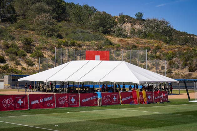 USA: Fussball FIFA World Cup, WM, Weltmeisterschaft, Fussball 2026 Training der Schweizer Nationalmannschaft im Basecamp San Diego (San Diego Jewish Academy, Carmel Valley, San Diego, Kalifornien): USA: Fussball FIFA World Cup 2026 Schweizer Nationalmannschaft Basecamp San Diego (Kalifornien): Trainingsgelände der Schweiz, Sportstätte, Innenansicht, Totale, Rasenplatz, Tor, Fussbälle, Hütchen, Trainingspuppen, Ausrüstung, Equipment, Fitnesszelt, Ergometer, Werbebande, SFV, Schweizer Fahne, We Are Switzerland, WM-Vorbereitung, Trainingscamp, Infrastruktur, San Diego, Kalifornien, USA, Symbolfoto. unten Froschperspektive