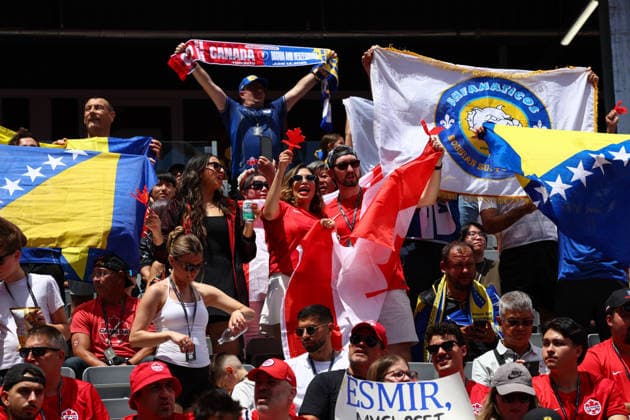 FIFA World Cup, WM, Weltmeisterschaft, Fussball 2026: Canada v Bosnia and Herzegovina TORONTO, CANADA - 12th June 2026: Fans from both sides enjoy the pre-match atmosphere ahead of the FIFA World Cup 2026 Group B match between Canada and Bosnia and Herzegovina at Toronto Stadium Toronto Toronto Stadium Canada Copyright: xCraigxMercerx xPeakxActionxPhotosx