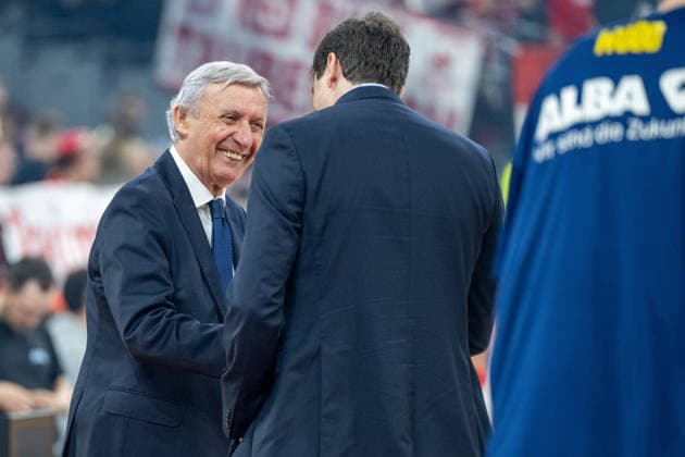 Chefcoach Svetislav Persic (FC Bayern Basketball) begruesst Head-Coach Pedro Calles (Alba Berlin), FC Bayern Basketball vs. Alba Berlin, BBL, Finale 1, 12.06.2026 Muenchen Bayern Deutschland