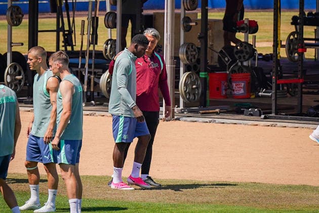 USA: Fussball FIFA World Cup, WM, Weltmeisterschaft, Fussball 2026 Training der Schweizer Nationalmannschaft im Basecamp San Diego (San Diego Jewish Academy, Carmel Valley, San Diego, Kalifornien): Murat Yakin (Trainer, Switzerland) Breel Embolo (Switzerland, 7) während einer Trainingseinheit der Schweizer Nationalmannschaft im Einzelgespräch im offiziellen Team Base Camp in San Diego. Die Auswahl von Nationaltrainer Murat Yakin bereitet sich auf die FIFA-Weltmeisterschaft 2026 in den USA, Kanada und Mexiko vor.