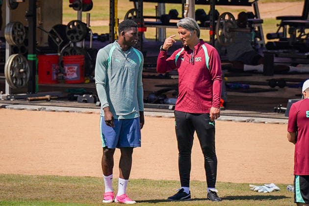 USA: Fussball FIFA World Cup, WM, Weltmeisterschaft, Fussball 2026 Training der Schweizer Nationalmannschaft im Basecamp San Diego (San Diego Jewish Academy, Carmel Valley, San Diego, Kalifornien): Murat Yakin (Trainer, Switzerland) Breel Embolo (Switzerland, 7) während einer Trainingseinheit der Schweizer Nationalmannschaft im Einzelgespräch im offiziellen Team Base Camp in San Diego. Die Auswahl von Nationaltrainer Murat Yakin bereitet sich auf die FIFA-Weltmeisterschaft 2026 in den USA, Kanada und Mexiko vor.