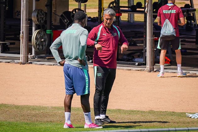 USA: Fussball FIFA World Cup, WM, Weltmeisterschaft, Fussball 2026 Training der Schweizer Nationalmannschaft im Basecamp San Diego (San Diego Jewish Academy, Carmel Valley, San Diego, Kalifornien): Murat Yakin (Trainer, Switzerland) Breel Embolo (Switzerland, 7) während einer Trainingseinheit der Schweizer Nationalmannschaft im Einzelgespräch im offiziellen Team Base Camp in San Diego. Die Auswahl von Nationaltrainer Murat Yakin bereitet sich auf die FIFA-Weltmeisterschaft 2026 in den USA, Kanada und Mexiko vor.