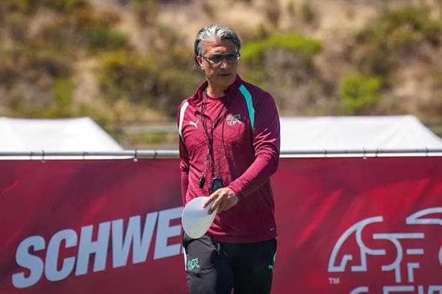 USA: Fussball FIFA World Cup, WM, Weltmeisterschaft, Fussball 2026 Training der Schweizer Nationalmannschaft im Basecamp San Diego (San Diego Jewish Academy, Carmel Valley, San Diego, Kalifornien): Murat Yakin (Trainer, Switzerland) während einer Trainingseinheit der Schweizer Nationalmannschaft im offiziellen Team Base Camp in San Diego. Die Auswahl von Nationaltrainer Murat Yakin bereitet sich auf die FIFA-Weltmeisterschaft 2026 in den USA, Kanada und Mexiko vor.