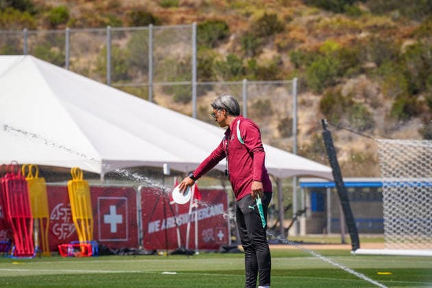 USA: Fussball FIFA World Cup, WM, Weltmeisterschaft, Fussball 2026 Training der Schweizer Nationalmannschaft im Basecamp San Diego (San Diego Jewish Academy, Carmel Valley, San Diego, Kalifornien): Murat Yakin (Trainer, Switzerland) während einer Trainingseinheit der Schweizer Nationalmannschaft im offiziellen Team Base Camp in San Diego. Die Auswahl von Nationaltrainer Murat Yakin bereitet sich auf die FIFA-Weltmeisterschaft 2026 in den USA, Kanada und Mexiko vor.