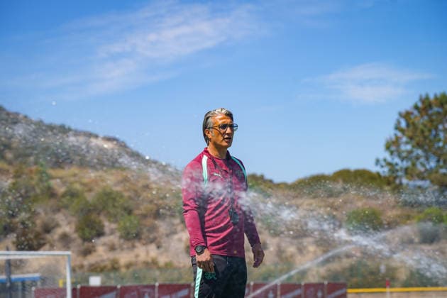 USA: Fussball FIFA World Cup, WM, Weltmeisterschaft, Fussball 2026 Training der Schweizer Nationalmannschaft im Basecamp San Diego (San Diego Jewish Academy, Carmel Valley, San Diego, Kalifornien): Murat Yakin (Trainer, Switzerland) während einer Trainingseinheit der Schweizer Nationalmannschaft im offiziellen Team Base Camp in San Diego. Die Auswahl von Nationaltrainer Murat Yakin bereitet sich auf die FIFA-Weltmeisterschaft 2026 in den USA, Kanada und Mexiko vor.