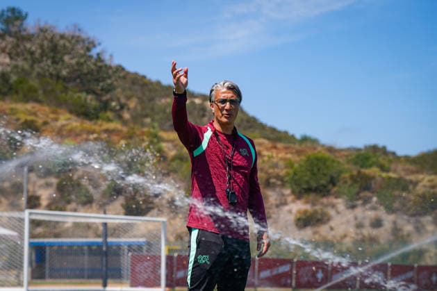 USA: Fussball FIFA World Cup, WM, Weltmeisterschaft, Fussball 2026 Training der Schweizer Nationalmannschaft im Basecamp San Diego (San Diego Jewish Academy, Carmel Valley, San Diego, Kalifornien): Murat Yakin (Trainer, Switzerland) während einer Trainingseinheit der Schweizer Nationalmannschaft im offiziellen Team Base Camp in San Diego. Die Auswahl von Nationaltrainer Murat Yakin bereitet sich auf die FIFA-Weltmeisterschaft 2026 in den USA, Kanada und Mexiko vor.