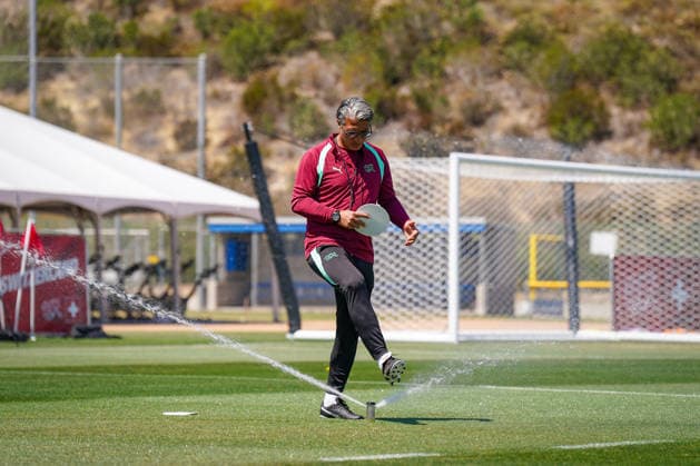 USA: Fussball FIFA World Cup, WM, Weltmeisterschaft, Fussball 2026 Training der Schweizer Nationalmannschaft im Basecamp San Diego (San Diego Jewish Academy, Carmel Valley, San Diego, Kalifornien): Murat Yakin (Trainer, Switzerland) während einer Trainingseinheit der Schweizer Nationalmannschaft im offiziellen Team Base Camp in San Diego. Die Auswahl von Nationaltrainer Murat Yakin bereitet sich auf die FIFA-Weltmeisterschaft 2026 in den USA, Kanada und Mexiko vor.