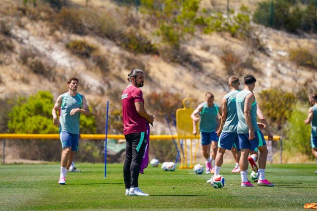 USA: Fussball FIFA World Cup, WM, Weltmeisterschaft, Fussball 2026 Training der Schweizer Nationalmannschaft im Basecamp San Diego (San Diego Jewish Academy, Carmel Valley, San Diego, Kalifornien): Davide Calla (Assistenztrainer, Schweizerischer Fussballverband) während einer Trainingseinheit der Schweizer Nationalmannschaft im offiziellen Team Base Camp in San Diego. Die Auswahl von Nationaltrainer Murat Yakin bereitet sich auf die FIFA-Weltmeisterschaft 2026 in den USA, Kanada und Mexiko vor.