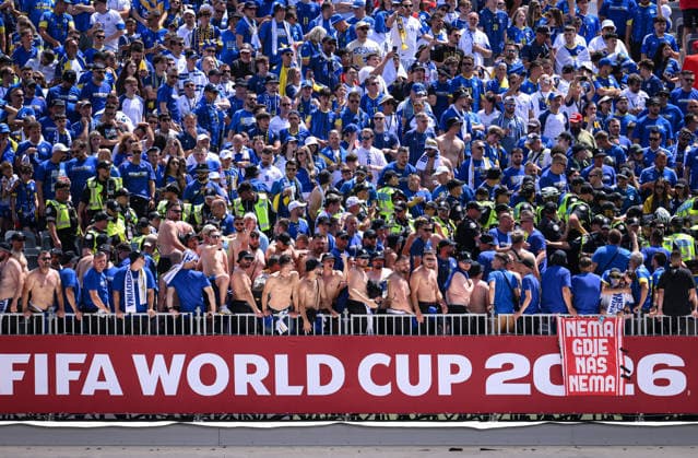 Fussball FIFA WM 2026 Vorrunde Gruppe B Kanada - Bosnien - Herzegowina 12.06.2026 Die canadische Polizei im Block der Bosnien - Herzegowina Ultra Gruppe