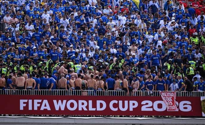 Fussball FIFA WM 2026 Vorrunde Gruppe B Kanada - Bosnien - Herzegowina 12.06.2026 Die canadische Polizei im Block der Bosnien - Herzegowina Ultra Gruppe