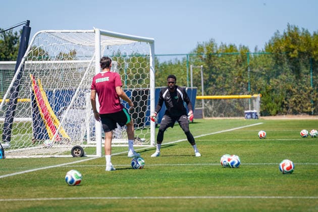 USA: Fussball FIFA World Cup, WM, Weltmeisterschaft, Fussball 2026 Training der Schweizer Nationalmannschaft im Basecamp San Diego (San Diego Jewish Academy, Carmel Valley, San Diego, Kalifornien): Yvon Mvogo (Switzerland, 12) während einer Trainingseinheit der Schweizer Nationalmannschaft im offiziellen Team Base Camp in San Diego. Die Auswahl von Nationaltrainer Murat Yakin bereitet sich auf die FIFA-Weltmeisterschaft 2026 in den USA, Kanada und Mexiko vor.