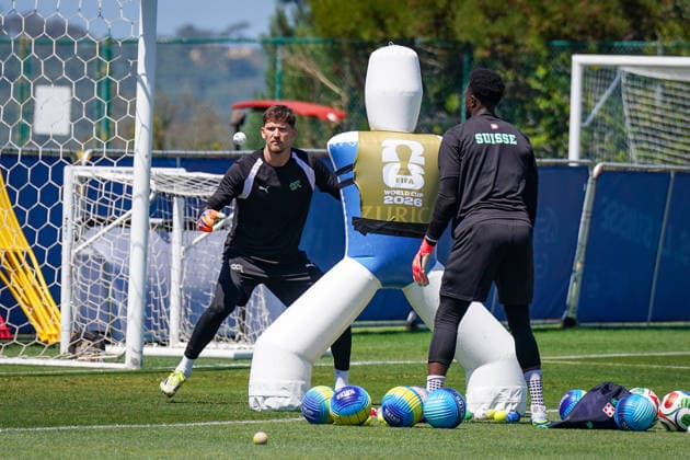 USA: Fussball FIFA World Cup, WM, Weltmeisterschaft, Fussball 2026 Training der Schweizer Nationalmannschaft im Basecamp San Diego (San Diego Jewish Academy, Carmel Valley, San Diego, Kalifornien): Gregor Kobel (Switzerland, 1) während einer Trainingseinheit der Schweizer Nationalmannschaft im offiziellen Team Base Camp in San Diego. Die Auswahl von Nationaltrainer Murat Yakin bereitet sich auf die FIFA-Weltmeisterschaft 2026 in den USA, Kanada und Mexiko vor.