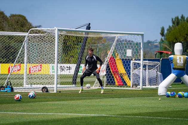 USA: Fussball FIFA World Cup, WM, Weltmeisterschaft, Fussball 2026 Training der Schweizer Nationalmannschaft im Basecamp San Diego (San Diego Jewish Academy, Carmel Valley, San Diego, Kalifornien): Gregor Kobel (Switzerland, 1) während einer Trainingseinheit der Schweizer Nationalmannschaft im offiziellen Team Base Camp in San Diego. Die Auswahl von Nationaltrainer Murat Yakin bereitet sich auf die FIFA-Weltmeisterschaft 2026 in den USA, Kanada und Mexiko vor.