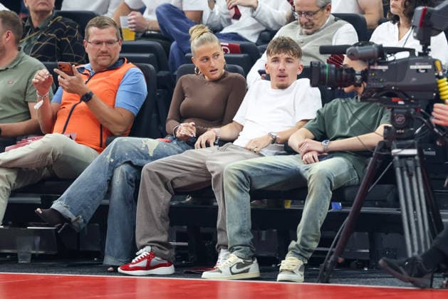 Lennart Karl (FC Bayern Muenchen, 42) sitzt courtside mit Freundin Zoe Kaeppele, GER, FC Bayern Basketball vs. Alba Berlin, Basketball, easycredit Basketball Bundesliga, Playoffs, Finale, Spiel 1, Saison 2025 2026, 12.06.2026, GER, FC Bayern Basketball vs. Alba Berlin, Basketball, easycredit Basketball Bundesliga, Playoffs, Finale, Spiel 1, Saison 2025 2026, 12.06.2026 Muenchen