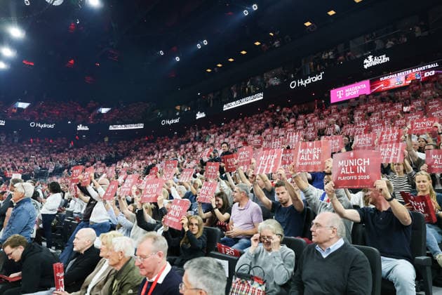 Uli Hoeness (FC Bayern Muenchen, Ehrenpraesident), Fans halten Klatschpappen mit MUNICH ALL IN hoch, GER, FC Bayern Basketball vs. Alba Berlin, Basketball, easycredit Basketball Bundesliga, Playoffs, Finale, Spiel 1, Saison 2025 2026, 12.06.2026, GER, FC Bayern Basketball vs. Alba Berlin, Basketball, easycredit Basketball Bundesliga, Playoffs, Finale, Spiel 1, Saison 2025 2026, 12.06.2026 Muenchen