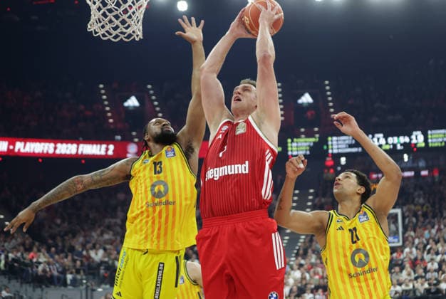 Bayerns 7 Johannes VOIGTMANN zwischen Berlins 13 ROBERTS und Berlins 21 RATAJ. Basketball: Bayern - Berlin Playoff Finale, 1.Spiel, Saison 2025-2026, am 12.6.2026 in Muenchen. Quelle Copyright Credit : Oryk HAIST