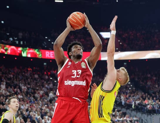 Bayerns 33 David MACCORMACK vs Berlins 5 GRIESEL. Basketball: Bayern - Berlin Playoff Finale, 1.Spiel, Saison 2025-2026, am 12.6.2026 in Muenchen. Quelle Copyright Credit : Oryk HAIST