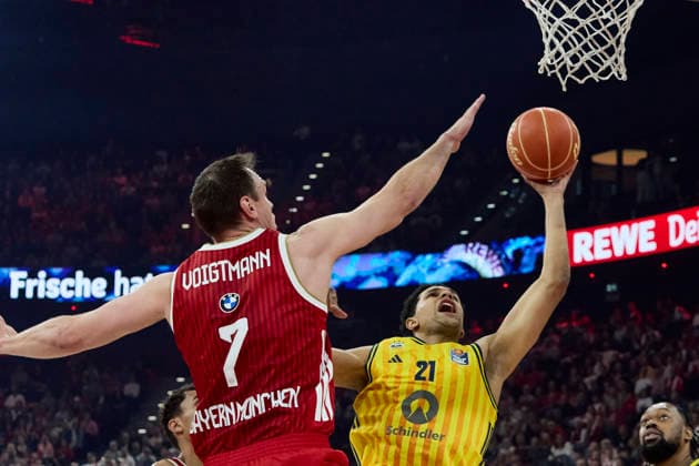 Deutsche Basketball Bundesliga (BBL), FC Bayern München Basketball vs ALBA Berlin, München FC Bayern Basketball, Berlin ALBA, 2026-06-12 in München (SAP Garden) RATAJ Michael (ALBA Berlin Power Forward (PF) Nr21-BER21), VOIGTMANN Johannes (FC Bayern München Basketball Center (C) Nr7-FCBB7) sportworld München SAP Garden Bayern Deutschland