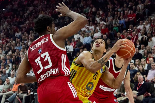 Deutsche Basketball Bundesliga (BBL), FC Bayern München Basketball vs ALBA Berlin, München FC Bayern Basketball, Berlin ALBA, 2026-06-12 in München (SAP Garden) RATAJ Michael (ALBA Berlin Power Forward (PF) Nr21-BER21), MCCORMACK David (FC Bayern München Basketball Center (C) Nr33-FCBB33) sportworld München SAP Garden Bayern Deutschland