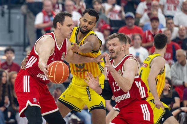 Johannes Voigtmann 7 (FC Bayern Basketball), im Zweikampf mit Norris Agbakoko 17 (Alba Berlin), Andreas Obst 13 (FC Bayern Basketball), FC Bayern Basketball vs. Alba Berlin, BBL, Finale 1, 12.06.2026 Muenchen Bayern Deutschland