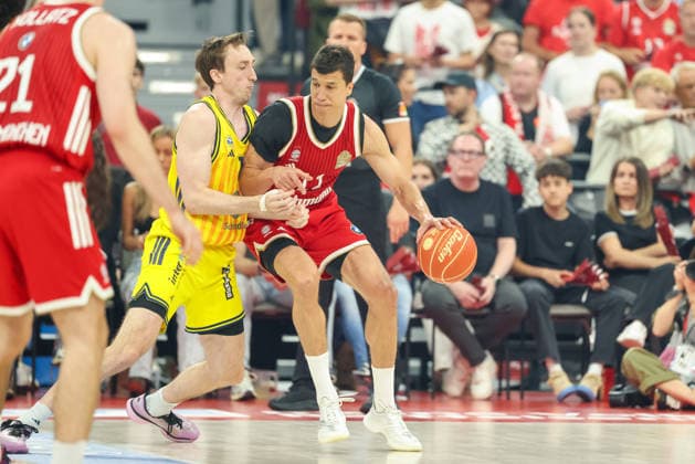 Vladimir Lucic (FC Bayern Basketball, 11) mit Ball mit Moses Wood (Alba Berlin, 11), GER, FC Bayern Basketball vs. Alba Berlin, Basketball, easycredit Basketball Bundesliga, Playoffs, Finale, Spiel 1, Saison 2025 2026, 12.06.2026, GER, FC Bayern Basketball vs. Alba Berlin, Basketball, easycredit Basketball Bundesliga, Playoffs, Finale, Spiel 1, Saison 2025 2026, 12.06.2026 Muenchen