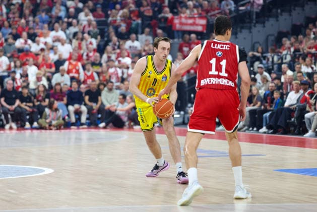 Moses Wood (Alba Berlin, 11) mit Ball mit Vladimir Lucic (FC Bayern Basketball, 11), GER, FC Bayern Basketball vs. Alba Berlin, Basketball, easycredit Basketball Bundesliga, Playoffs, Finale, Spiel 1, Saison 2025 2026, 12.06.2026, GER, FC Bayern Basketball vs. Alba Berlin, Basketball, easycredit Basketball Bundesliga, Playoffs, Finale, Spiel 1, Saison 2025 2026, 12.06.2026 Muenchen