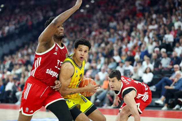 Michael Rataj (Alba Berlin, 21) mit Ball mit David McCormack (FC Bayern Basketball, 33) und Vladimir Lucic (FC Bayern Basketball, 11), GER, FC Bayern Basketball vs. Alba Berlin, Basketball, easycredit Basketball Bundesliga, Playoffs, Finale, Spiel 1, Saison 2025 2026, 12.06.2026, GER, FC Bayern Basketball vs. Alba Berlin, Basketball, easycredit Basketball Bundesliga, Playoffs, Finale, Spiel 1, Saison 2025 2026, 12.06.2026 Muenchen