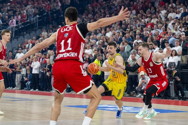 Jonas Mattisseck 9 (Alba Berlin) im Zweikampf mit Andreas Obst 13 (FC Bayern Basketball), FC Bayern Basketball vs. Alba Berlin, BBL, Finale 1, 12.06.2026 Muenchen Bayern Deutschland