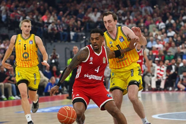 Xavier RATHAN-MAYES (FCB), Aktion,Zweikampf gegen Moses WOOD (Berlin). Basketball BBL,Saison 2025 2026 Play Off Finale Spiel 1, FC Bayern Muenchen - Alba Berlin am 12.06.2026 S A P G A R D EN