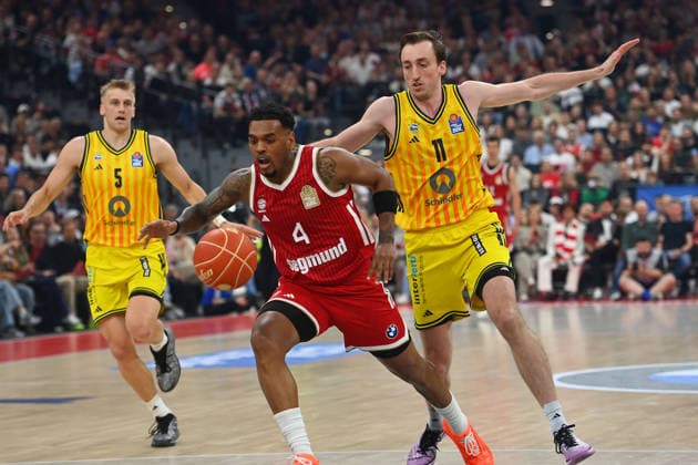 Xavier RATHAN-MAYES (FCB), Aktion,Zweikampf gegen Moses WOOD (Berlin). Basketball BBL,Saison 2025 2026 Play Off Finale Spiel 1, FC Bayern Muenchen - Alba Berlin am 12.06.2026 S A P G A R D EN