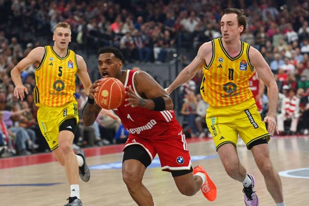 Xavier RATHAN-MAYES (FCB), Aktion,Zweikampf gegen Moses WOOD (Berlin). Basketball BBL,Saison 2025 2026 Play Off Finale Spiel 1, FC Bayern Muenchen - Alba Berlin am 12.06.2026 S A P G A R D EN